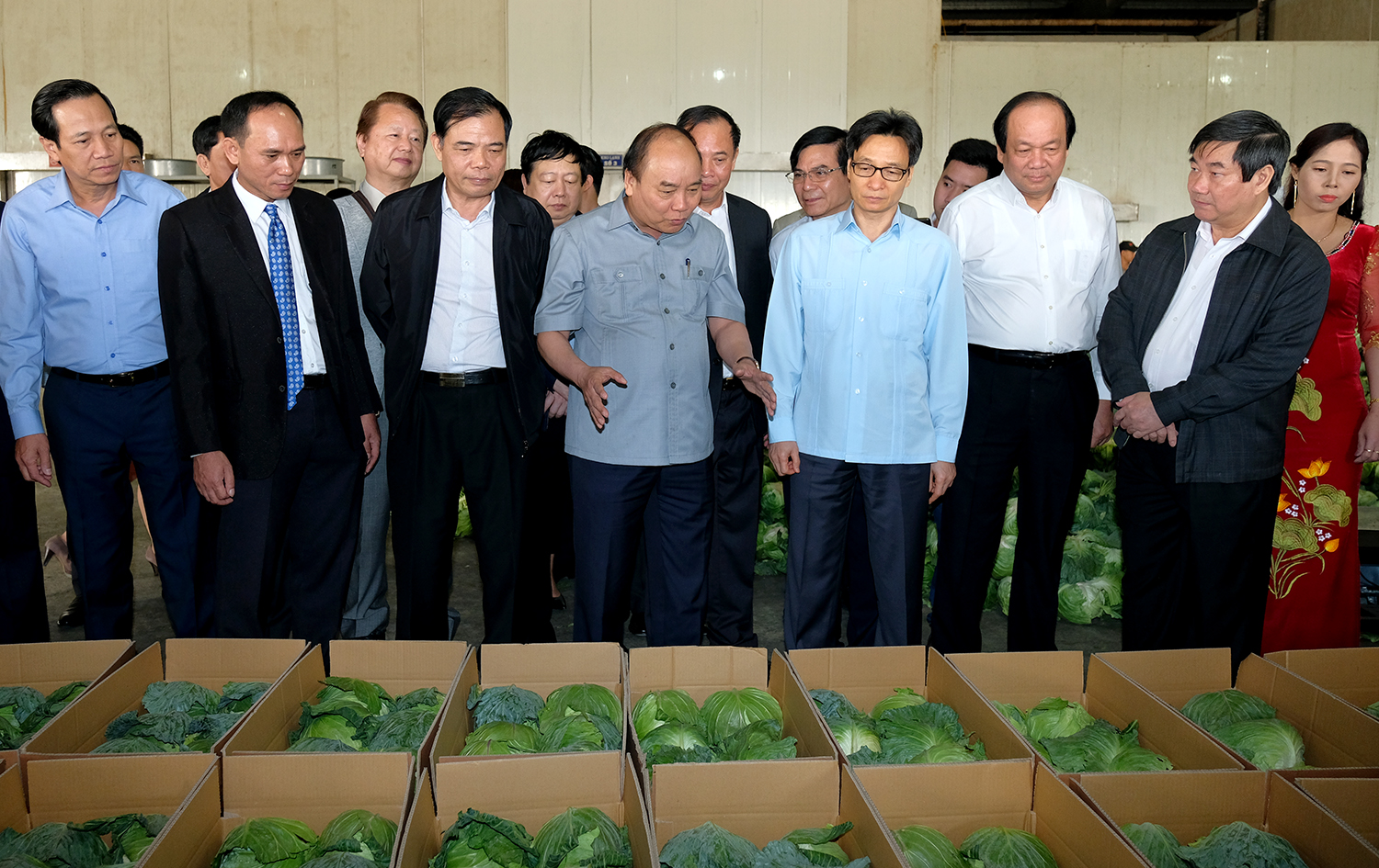 Thủ tướng, Phó Thủ tướng Vũ Đức Đam cùng các đại biểu thăm Công ty Hưng Việt. - Ảnh: VGP