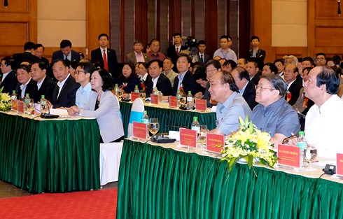 Thủ tướng Nguyễn Xuân Phúc cùng các đại biểu dự buổi đối thoại.