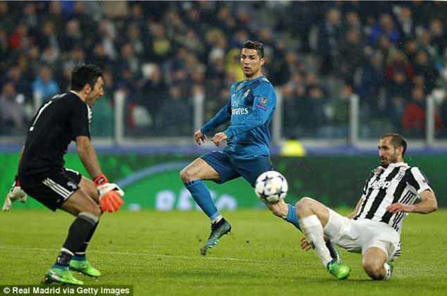 Với cách biệt quá lớn, sẽ rất khó để Buffon (áo đen), Chiellini (áo sọc) cùng Juventus lật ngược tình thế trước Real Madrid của C.Ronaldo (áo xanh). Ảnh: GETTY IMAGES