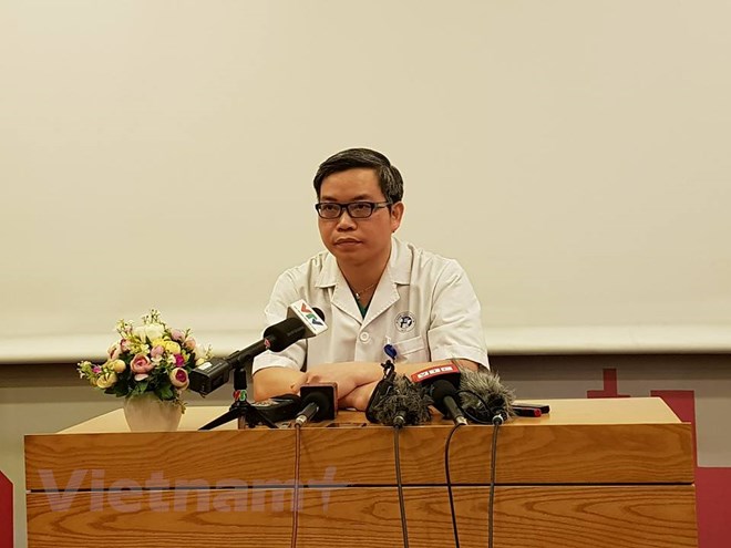 Lãnh đạo Bệnh viện Xanh Pôn trả lời trong cuộc họp. (Ảnh: PV/Vietnam+)