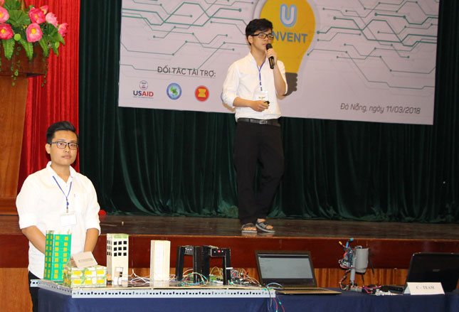 Trần Đình Duy (phải) và Nguyễn Phúc Ánh thuyết trình đề tài tại cuộc thi trải nghiệm sáng tạo cùng Intel Galileo U-Invent 2018