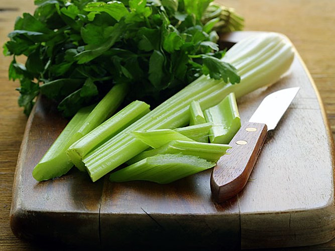 Cần tây có chứa chất chống oxy hoá và các tính chất chống viêm giúp duy trì mức cholesterol và cải thiện huyết áp, từ đó ngăn ngừa bệnh tim. Cần tây giúp giảm viêm trong cơ thể và chống lại nhiễm trùng do vi khuẩn. Kết hợp cần tây trong salad để tận dụng tối đa lợi ích của nó.