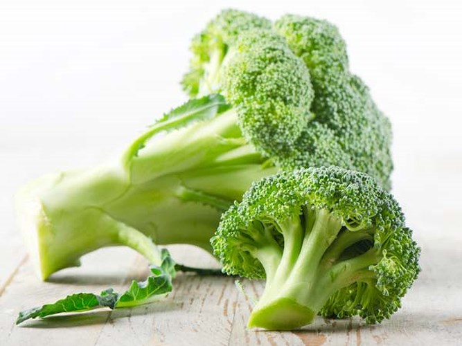 Bông cải xanh là một trong những thực phẩm giàu chất dinh dưỡng, giàu kali, magiê và chất chống oxy hoá có thể chống lại chứng viêm trong cơ thể. Ngoài ra, rau này chứa flavonoids và carotenoids kết hợp cùng nhau để giảm stress oxy hóa trong cơ thể giúp chống lại chứng viêm mãn tính.