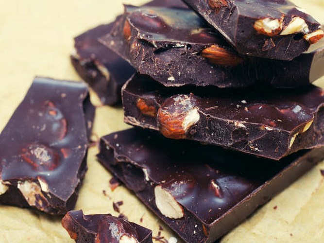 Sôcôla đen: Ăn sôcôla đen sẽ hạ thấp huyết áp và tiêu diệt các vi khuẩn đường ruột trong dạ dày lên men. Điều này sẽ có lợi cho tim và giữ cho nó khỏe mạnh. Ngoài ra, các chất chống viêm có trong sôcôla đen làm cho nó trở thành một trong những loại thực phẩm chống viêm tốt nhất.