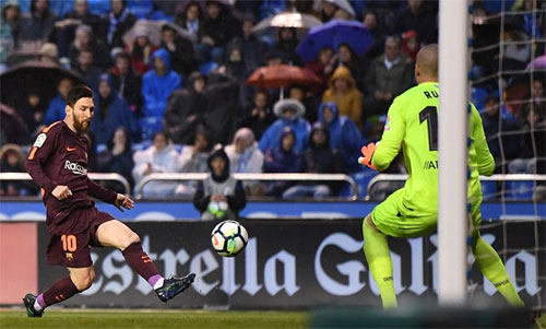 Messi nhân đôi cách biệt cho Barca. Ảnh: Reuters.