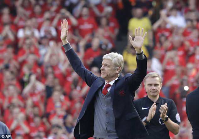 Cảm động thời khắc những người Arsenal tạm biệt HLV Arsene Wenger