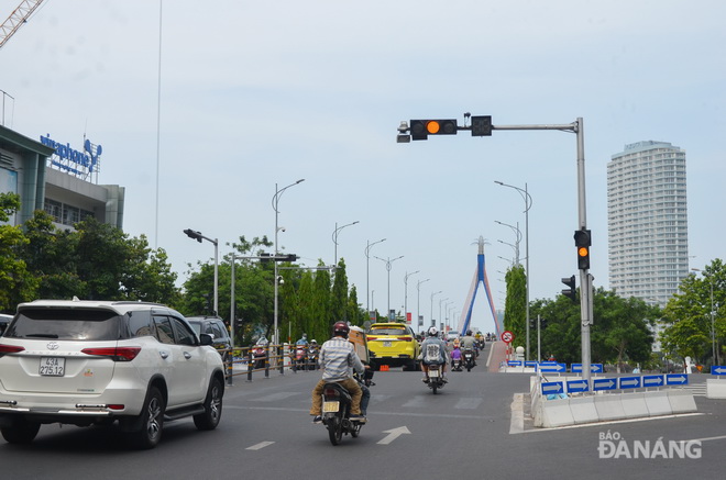 Ngày đầu bỏ đèn tín hiệu giao thông tại nút tây cầu Sông Hàn