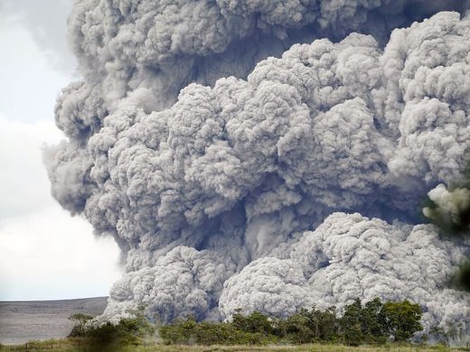 Ảnh: Kinh hoàng núi lửa ở Hawaii phun trào cột khói cao hơn 3,5km