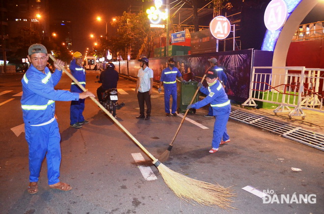 Với những người công nhân môi trường, niềm vui lớn nhất là sau mỗi đêm kết thúc cuộc thi, lượng rác trên đường phố ít. Ảnh: NGỌC PHÚ