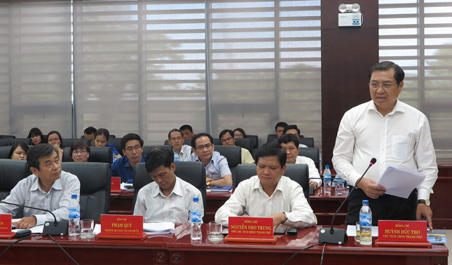 Chủ tịch UBND thành phố Huỳnh Đức Thơ (phải) phát biểu tại buổi làm việc. 							  Ảnh: S.TRUNG