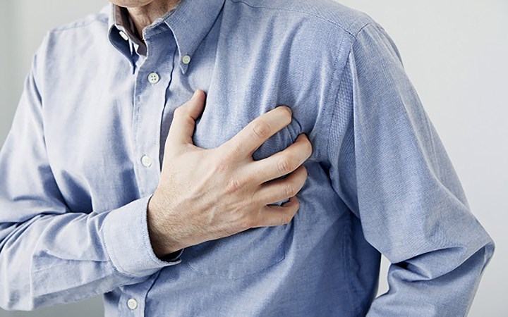 Bệnh tim: Những người bị bệnh tim thường bị rối loạn tâm trạng. Theo Hiệp hội Tim mạch Mỹ, có đến 33% những người bị đau tim mắc bệnh trầm cảm. Nguy cơ gia tăng bệnh tim cũng cao hơn ở những người bị trầm cảm. Trầm cảm có thể làm cho việc ăn uống khó khăn hơn. Việc tập thể dục và uống thuốc sẽ giúp ích trong trường hợp này.