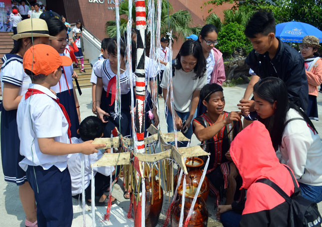 Học sinh Trường tiểu học Hoàng Văn Thụ trong buổi tham quan Bảo tàng Đà Nẵng.