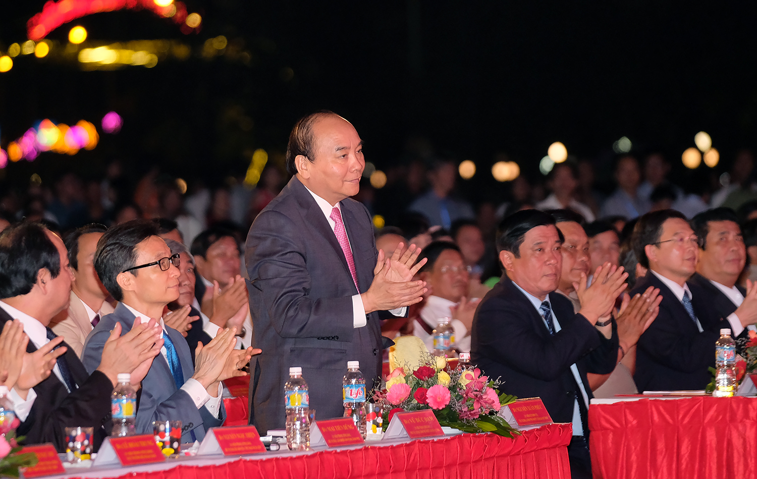 Thủ tướng Nguyễn Xuân Phúc cùng các đại biểu dự lễ đón bằng UNESCO ghi danh nghệ thuật bài chòi Trung Bộ Việt Nam là di sản văn hóa phi vật thể của nhân loại. Ảnh: VGP