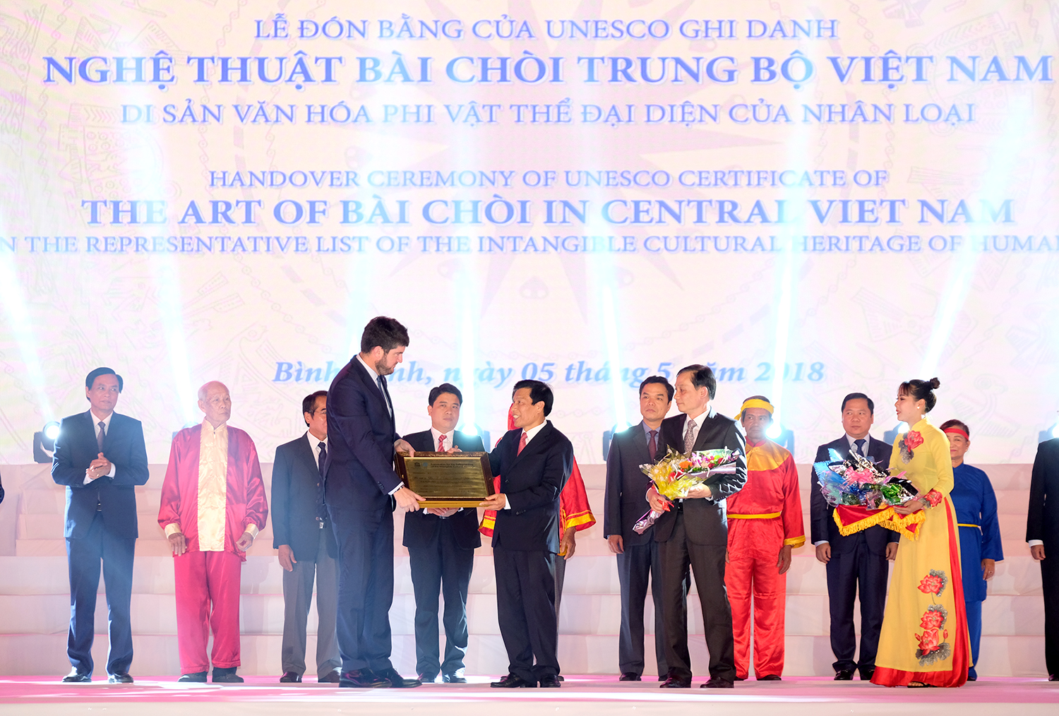 Đại diện UNESCO trao bằng chứng nhận nghệ thuật bài chòi Trung Bộ Việt Nam là di sản văn hóa phi vật thể của nhân loại. Ảnh: VGP