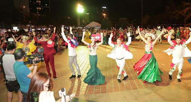 Các nghệ sĩ biểu diễn những vũ điệu sôi động ở hai điểm dừng chân trước UBND thành phố củ (đường Bạch Đằng) và công viên Biển Đông