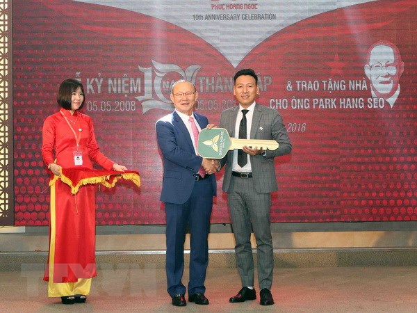 Đại diện Công ty Phúc Hoàng Ngọc trao chìa khóa tượng trưng tặng căn nhà ở tại Đà Nẵng cho ông Park Hang Seo. (Ảnh: Trần Lê Lâm/TTXVN)