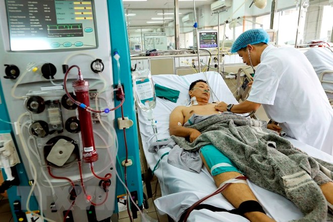 Bác sỹ Bệnh viện Bạch Mai đang cấp cứu điều trị cho bệnh nhân trong sự cố y khoa khi đang chạy thận nhân tạo tại Bệnh viện đa khoa tỉnh Hòa Bình. (Ảnh: Dương Ngọc/TTXVN)