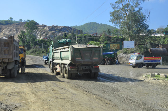 Xe tải ben chở khoáng sản trên địa bàn quận Liên Chiểu.