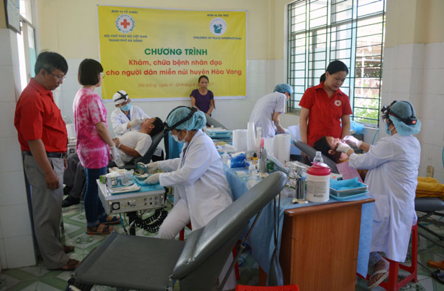 Hội Chữ thập đỏ thành phố Đà Nẵng tổ chức khám, chữa bệnh miễn phí tại quận Liên Chiểu.