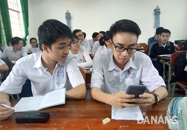 Việc ôn tập của học sinh lớp 12 năm nay căng thẳng hơn vì phải ôn cả chương trình lớp 11. TRONG ẢNH: Học sinh lớp 12 của Trường THPT Thái Phiên tích cực ôn luyện chuẩn bị cho kỳ thi THPT quốc gia 2018.