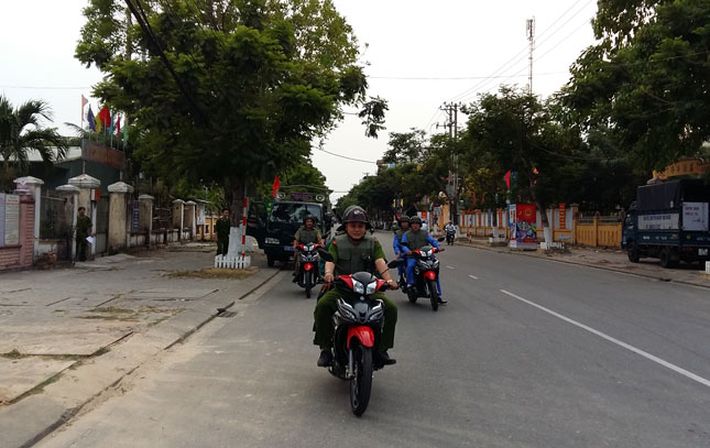 Các lực lượng Công an, dân quân phường Phước Mỹ tuần tra kiểm soát địa bàn.