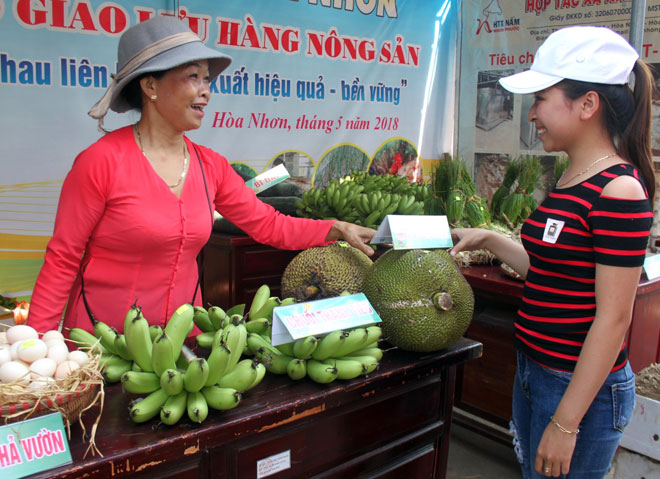 Phiên chợ giao lưu hàng nông sản huyện Hòa Vang giới thiệu và bày bán nhiều loại hàng hóa sạch, chất lượng.