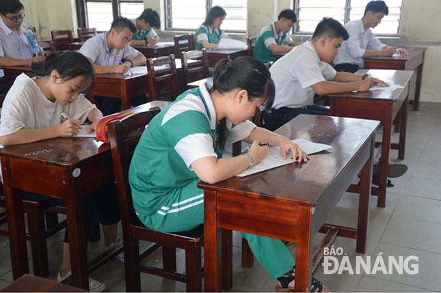 Học sinh Trường THPT Trần Phú làm bài thi sáng ngày 10-5 và ít em ra khỏi phòng thi trước giờ nộp bài.