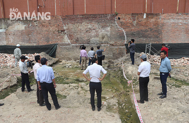 Phát lộ phát hiện phần móng gạch nối tường hào và tường thành phía tây thành Điện Hải.