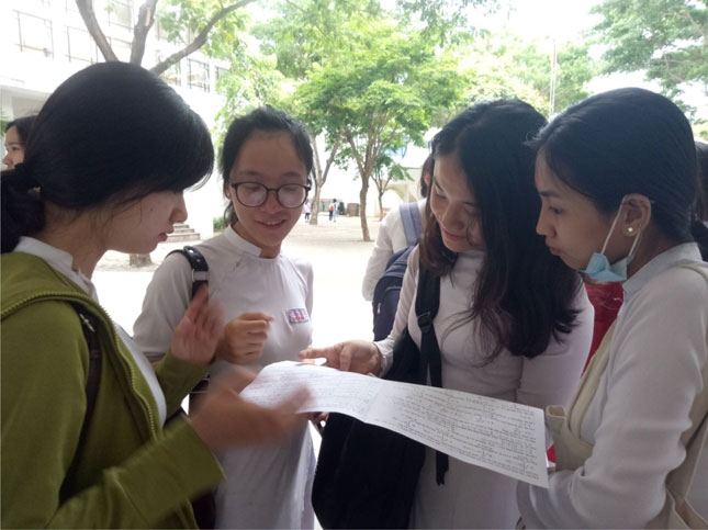 Học sinh Trường THPT Phan Châu Trinh cho biết đề thi thử hơi khó do biên độ rộng. Ảnh: P.TRÀ