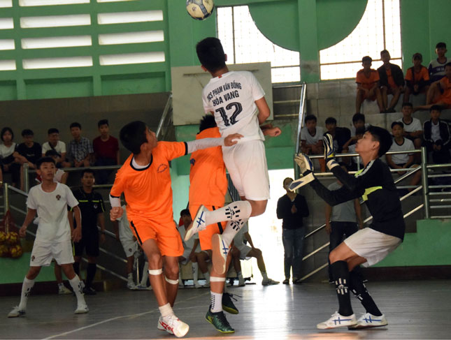 Bất ngờ đã xuất hiện khi đội đương kim á quân THCS Phạm Văn Đồng đã thúc thủ 4-7 trước đội THCS Lý Thường Kiệt (áo cam). Ảnh: NGUYÊN AN