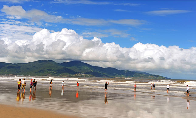 Mỹ Khê - một trong sáu bãi biển quyến rũ nhất hành tinh do Tạp chí kinh tế hàng đầu của Mỹ Forbes bình chọn. Ảnh: NGỌC HỢI