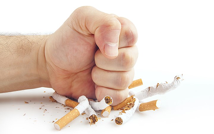 Ngừng hút thuốc: Hút thuốc lá làm co, bóp động mạch, làm trầm trọng thêm tình hình. Hút thuốc cũng gây tăng huyết áp, đó là một trong những nguyên nhân chính gây bệnh này.
