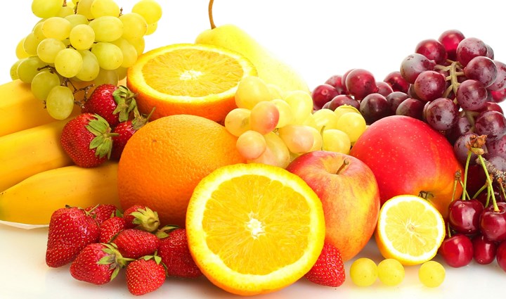Uống Vitamin C: Tăng lượng thức ăn và đồ uống giàu vitamin C. Vitamin C giúp sản xuất axit mật bằng cách chuyển hóa cholesterol. Do đó, nên uống nước cam và nước chanh thường xuyên.