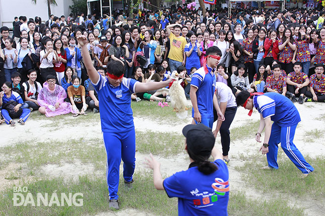 Học sinh Trường THPT Phan Châu Trinh chơi trò bịt mắt bắt dê tại Ngày hội văn hóa dân gian do nhà trường tổ chức.