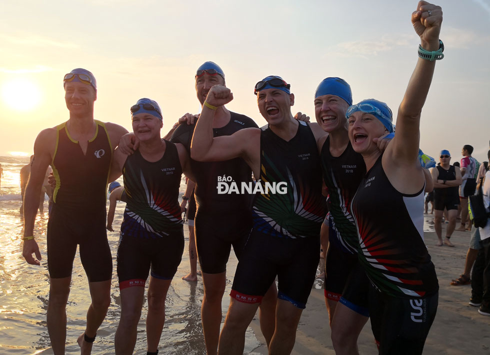 Các vận động viên hào hứng trước khi bắt đầu môn bơi 1.9km ở bãi biển Sơn Thủy