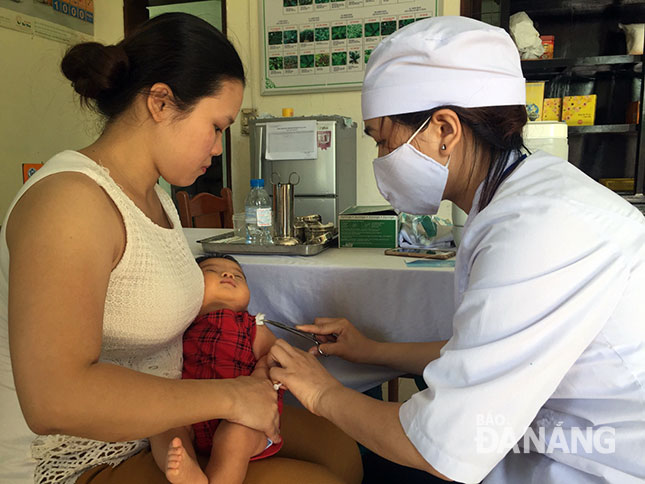 Khoảng 2.500 liều vắc-xin sởi-Rubella mới lần đầu tiên được tiêm cho trẻ sơ sinh tại Đà Nẵng và chưa ghi nhận trường hợp phản ứng nặng.