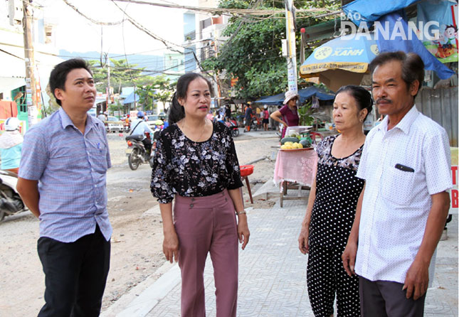Chị Nguyễn Thị Bình (thứ hai, trái sang) thuyết phục nhân dân bằng tính gương mẫu, thường xuyên sâu sát cơ sở, lắng nghe ý kiến của nhân dân.