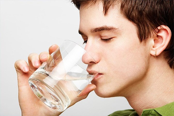 Giúp giải độc cơ thể: Vào ban đêm, cơ thể thải ra tất cả các độc tố trong, và khi bạn uống nước khi vừa thức dậy vào buổi sáng, cơ thể sẽ loại bỏ các chất độc hại này. Uống nhiều nước có thể giúp tăng sản xuất tế bào cơ và tế bào máu mới.