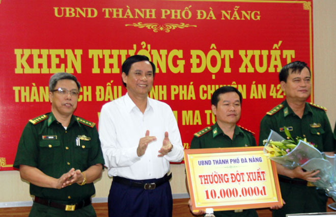 Phó Chủ tịch UBND thành phố Trần Văn Miên thưởng nóng cho lực lượng phòng chống ma túy và tội phạm, Bộ đội Biên phòng thành phố.