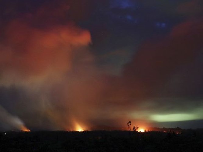 Nham thạch phun trào từ núi lửa Kilauea sáng rực bầu trời đêm Hawaii. Ảnh: AP 