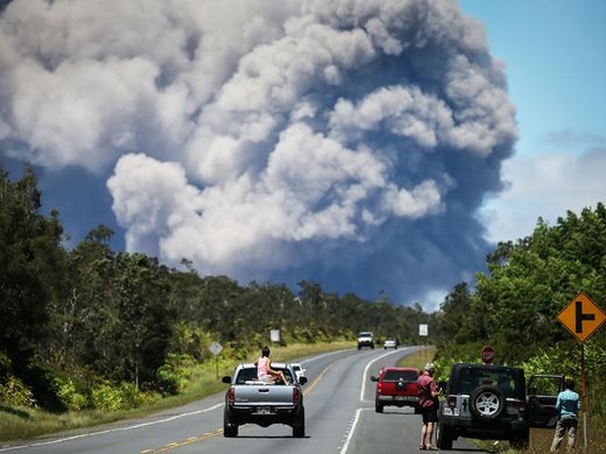 Người dân Hawaii ồ ạt lên đường sơ tán. Ảnh: Getty Images
