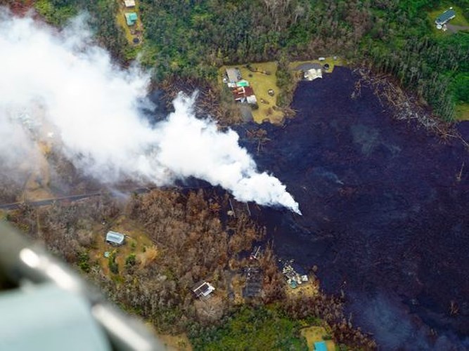 Khói trắng bốc lên từ một vạt rừng bị thiêu rụi do nham thạch từ núi lửa Kilauea. Ảnh: USA Today