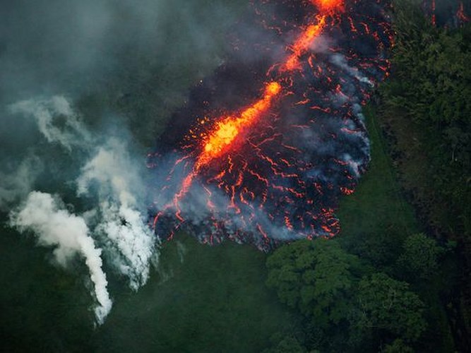 Miệng núi lửa Kilauea mở rộng vào thời điểm ngọn núi này bắt đầu phun trào chụp từ độ cao gần 3km. Ảnh: EPA