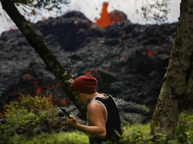 Một thanh niên Hawaii di chuyển gần khu vực nham thạch phun trào. Ảnh: Getty Images