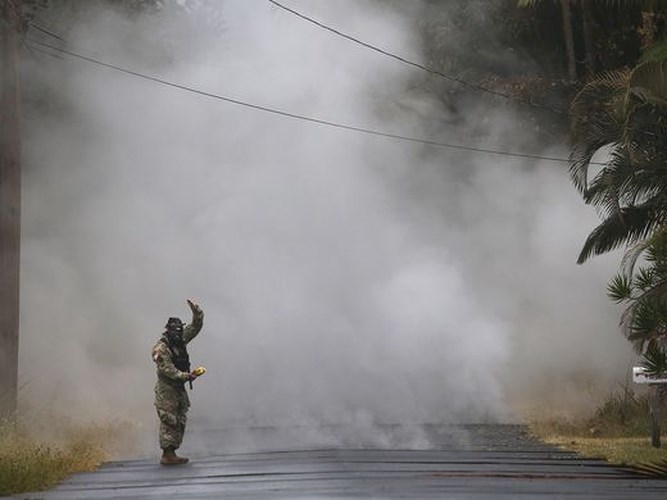 Một binh sĩ thuộc lực lượng vệ binh Mỹ đo lượng khí độc tồn tại trong không khí sau khi núi lửa Kilauea phun trào. Ảnh: Getty Images