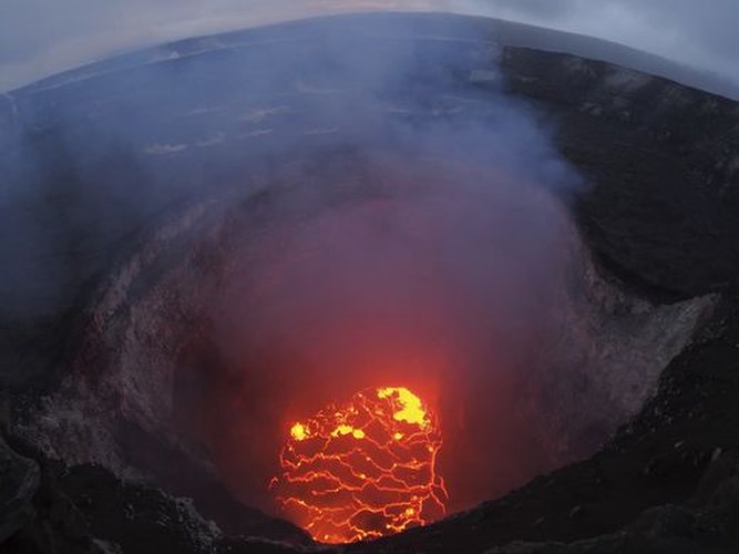 Hố dung nham lớn trên đỉnh núi lửa Kilauea. Ảnh: AP