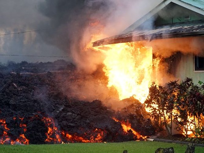   Ngọn lửa từ bốc lên từ dung nham núi lửa thiêu đốt một ngôi nhà ở khu vực Leilani Estates. Ảnh: USA Today