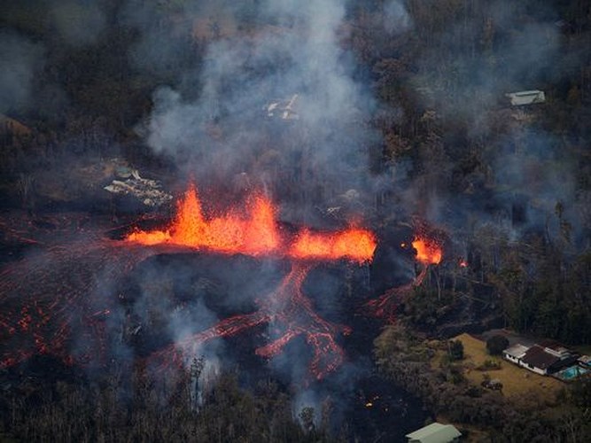 Dung nham núi lửa Kilauea phun trào đỏ rực lên đến độ cao hơn 30m. Ảnh: EPA