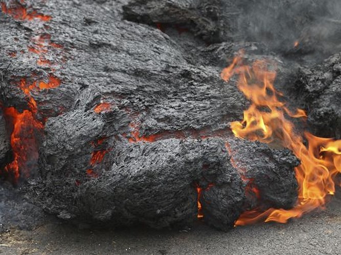 Dung nham núi lửa Kilauea cháy rừng rực trên một con đường gần Pahoa. Ảnh: AP