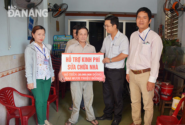 Lãnh đạo phường Hòa Cường Nam thăm và trao kinh phí hỗ trợ sửa chữa nhà cho hộ nghèo.